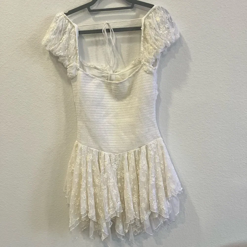 Love The Label Mae Dress White Lace Mini Size M NWOT Revolve Smocked - Picture 3 of 6